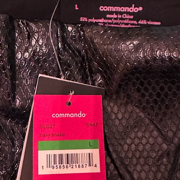 ⭐️ NWT ⭐️ Commando Faux LeatherSnakeSkin Print Navy Flare Leggings - Picture 5 of 7